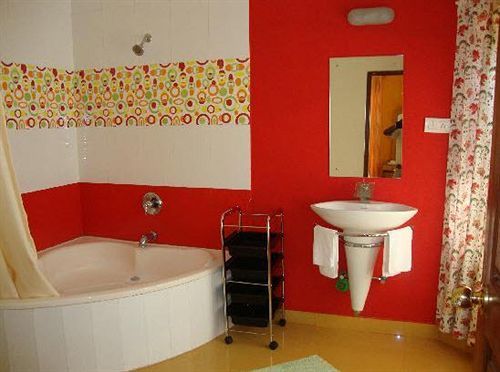 Bougainvillea Guest House 칸돌림 외부 사진
