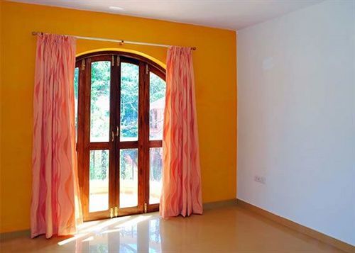 Bougainvillea Guest House 칸돌림 외부 사진
